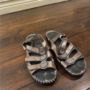 Chic Strappy Sandals with Button Accents